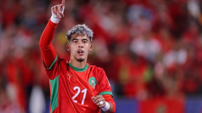 Yassir Zabiri, attaquant marocain, en action sur un terrain de football.