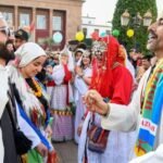 Célébration du Nouvel An Amazigh Yennayer au Maroc, avec des plats traditionnels et des familles réunies autour d'un repas festif.