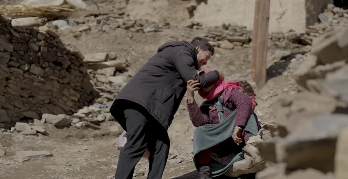 Abderrahmane Raïs, créateur de contenu et philanthrope, souriant et engagé dans son œuvre de solidarité au Maroc.