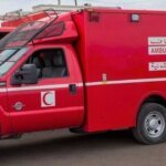 Drame routier à Sidi Ifni : Quatre policiers périssent en mission 4 Vue d'une ambulance sur le lieu d'un accident de la circulation, symbolisant l'intervention d'urgence après le drame de Sidi Ifni.