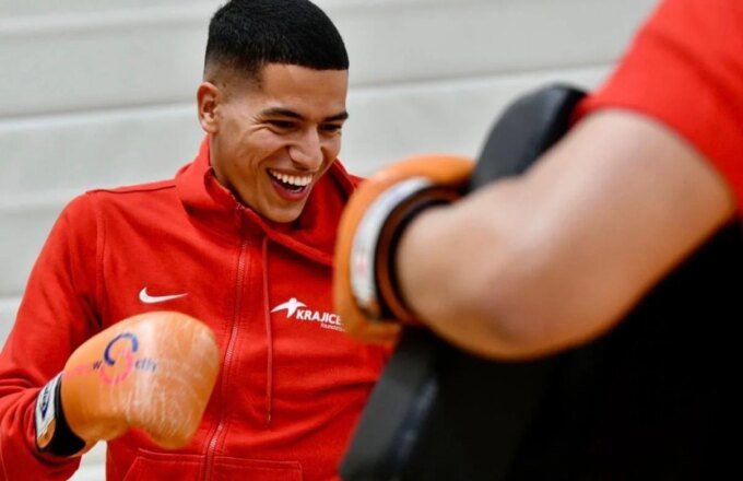 Achraf Agarmaoine : Le bâtisseur de ponts par le sport, de Harderwijk à l'espoir 8 Achraf Agarmaoine, fondateur de Stichting Beweeg naar Toekomst, inspirant la jeunesse aux Pays-Bas.