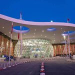 Vue aérienne d'un aéroport moderne au Maroc avec des avions et des terminaux élégants, symbolisant le contraste entre l'architecture et les défis opérationnels de l'expérience passager.