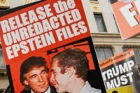 Manifestation devant la Trump Tower à New York, Hillary Clinton s'exprimant sur l'affaire Epstein.