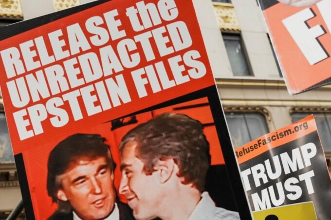 Manifestation devant la Trump Tower à New York, Hillary Clinton s'exprimant sur l'affaire Epstein.