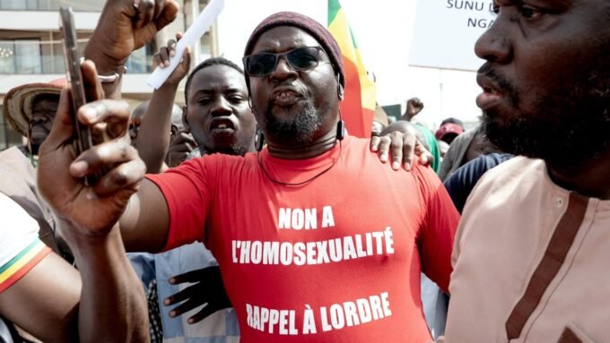Manifestation vibrante à Dakar, Sénégal, le 23 mai 2025, où des citoyens expriment leur opposition à l'homosexualité, reflétant les débats sociétaux intenses du pays.