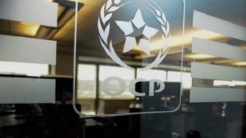 Logo de l'AIEA et du groupe OCP symbolisant leur partenariat pour l'agriculture durable