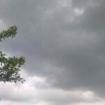 Carte météorologique du Maroc indiquant des zones de fortes pluies, d'averses orageuses et de rafales de vent pour le week-end, avec des symboles de nuages, éclairs et flèches de vent.