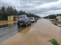 Image illustrant des conditions météorologiques extrêmes avec de fortes pluies et du vent, symbolisant l'alerte orange au Maroc.
