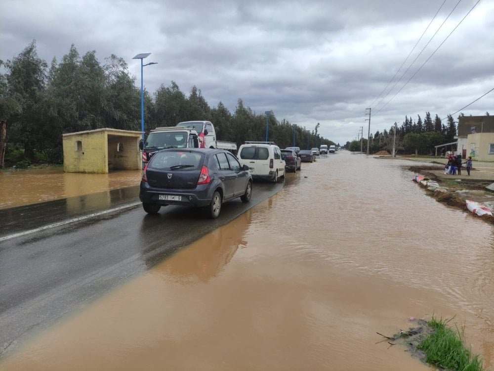 Image illustrant des conditions météorologiques extrêmes avec de fortes pluies et du vent, symbolisant l'alerte orange au Maroc.