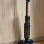 Le balai aspirateur-laveur Tineco Floor One S7 Stretch Steam en action sur un sol propre, illustrant son efficacité et son design élégant.