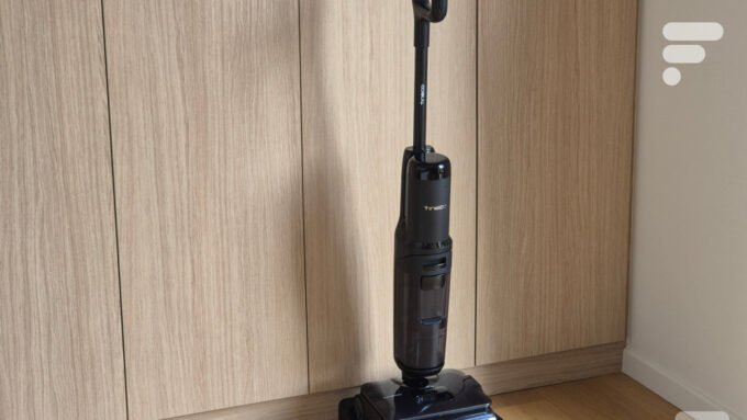 Le balai aspirateur-laveur Tineco Floor One S7 Stretch Steam en action sur un sol propre, illustrant son efficacité et son design élégant.
