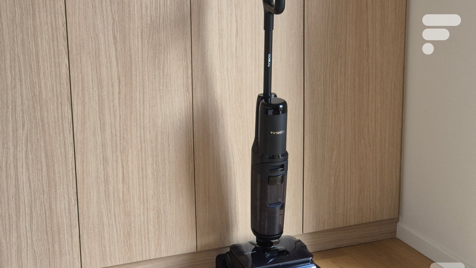 Le balai aspirateur-laveur Tineco Floor One S7 Stretch Steam en action sur un sol propre, illustrant son efficacité et son design élégant.
