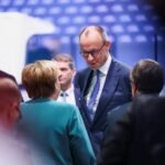 Angela Merkel et Friedrich Merz s'entretiennent lors du congrès de la CDU à Stuttgart en 2026.