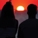 Une personne marchant vers un horizon lumineux, symbolisant la reconstruction et l'espoir après une période difficile.