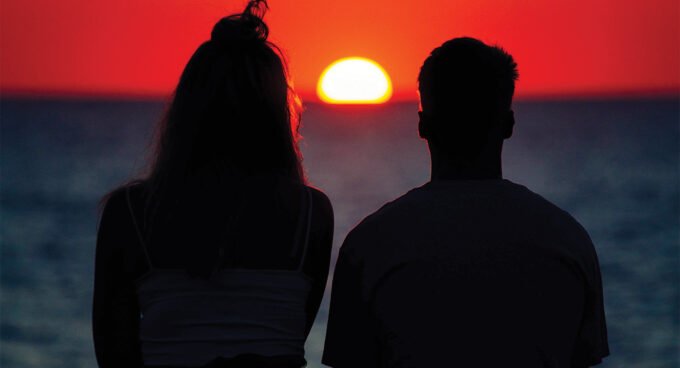 Une personne marchant vers un horizon lumineux, symbolisant la reconstruction et l'espoir après une période difficile.