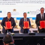 Vue d'ensemble de la cérémonie d'ouverture du Forum international de l'artisanat à Rabat, avec des dignitaires et des stands d'exposition.