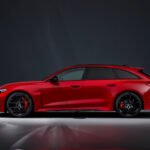 Audi RS 5 Hybride : L'Électrification au Service de la Glisse Ultime 6 La nouvelle Audi RS 5 hybride rechargeable, montrant ses lignes sportives et ses passages de roues élargis, prête à la glisse.