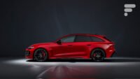 La nouvelle Audi RS 5 hybride rechargeable, montrant ses lignes sportives et ses passages de roues élargis, prête à la glisse.
