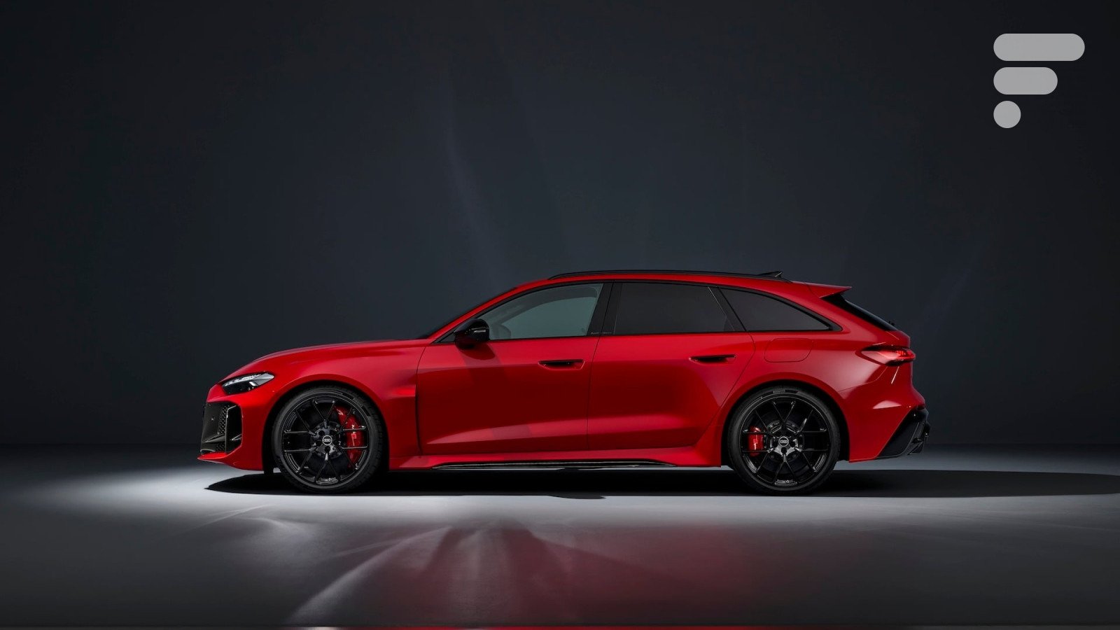 Audi RS 5 Hybride : L'Électrification au Service de la Glisse Ultime 3 La nouvelle Audi RS 5 hybride rechargeable, montrant ses lignes sportives et ses passages de roues élargis, prête à la glisse.