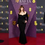 Les stars du cinéma et la royauté sur le tapis rouge des BAFTA 2026 à Londres, célébrant les lauréats et les looks emblématiques.