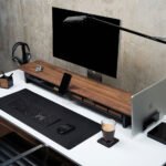 Balolo Setup Cockpit in oak with various accessories, including a monitor stand, laptop dock, and cable management, creating an organized and efficient workspace.