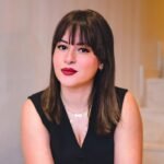 Basma El Hijri : La Plume Qui Décrypte le Réel, de l'Info à l'Écran 4 Portrait de Basma El Hijri, scénariste et ancienne journaliste, souriante et pensive, illustrant son parcours entre l'information et la création de fictions engagées.