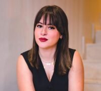 Portrait de Basma El Hijri, scénariste et ancienne journaliste, souriante et pensive, illustrant son parcours entre l'information et la création de fictions engagées.