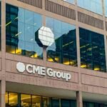 Bitcoin's New Horizon: How Chicago's CME is Reshaping Global Price Discovery 4 Bitcoin logo superimposed over a cityscape of Chicago, symbolizing the shift of price discovery to regulated markets.