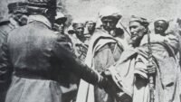 Assou Oubaslam, chef de la résistance Aït Atta, en pourparlers de paix avec le général Antoine Huré au pied du mont Bougafer en mars 1933.