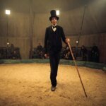 Brahim Takioullah, le deuxième homme le plus grand du monde, posant avec un sourire, illustrant sa résilience et son parcours unique.