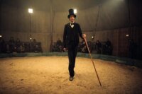 Brahim Takioullah, le deuxième homme le plus grand du monde, posant avec un sourire, illustrant sa résilience et son parcours unique.