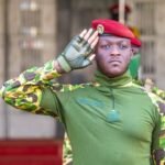 Le président burkinabè Ibrahim Traoré, en tenue militaire, s'adressant à la foule à Ouagadougou.