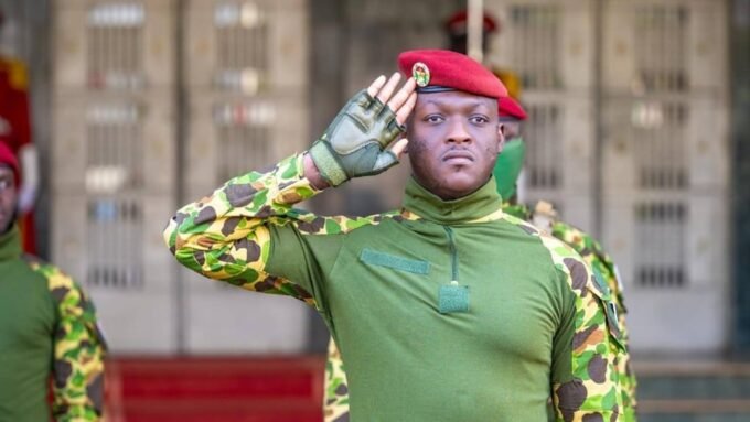 Le président burkinabè Ibrahim Traoré, en tenue militaire, s'adressant à la foule à Ouagadougou.