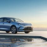 La berline hybride rechargeable BYD SEAL 5, de couleur grise, est présentée sous un ciel clair, mettant en avant son design élégant et sa technologie avancée pour le marché marocain.