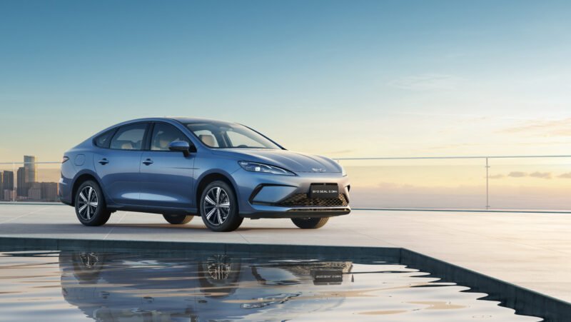 BYD SEAL 5 : L'Hybride Rechargeable qui Redéfinit la Mobilité au Maroc 3 La berline hybride rechargeable BYD SEAL 5, de couleur grise, est présentée sous un ciel clair, mettant en avant son design élégant et sa technologie avancée pour le marché marocain.