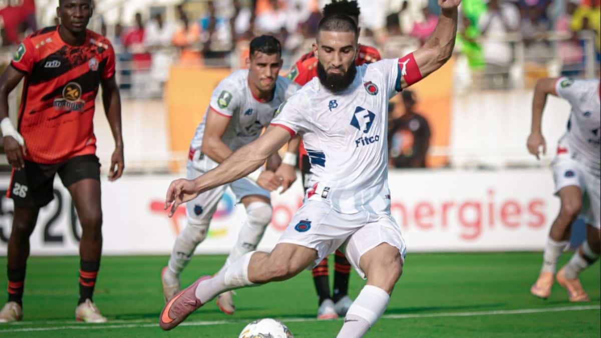 CAF : L'OCS face à San Pédro, un match crucial pour l'histoire ! 3 Vue aérienne du stade d'Al Massira à Safi, Maroc, avec des supporters en arrière-plan, illustrant l'ambiance attendue pour le match de la Coupe de la CAF.