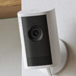 Une caméra de surveillance Ring d'Amazon, symbolisant la controverse autour de la vie privée et de la surveillance de masse.