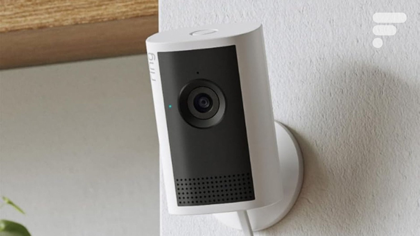 Une caméra de surveillance Ring d'Amazon, symbolisant la controverse autour de la vie privée et de la surveillance de masse.