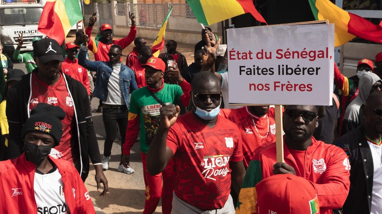 CAN 2025 : La détention de supporters sénégalais au Maroc enflamme Dakar et met à l'épreuve les relations bilatérales 3 Des supporters sénégalais manifestent à Dakar, brandissant des pancartes 'Libérez les otages', en soutien aux 18 fans emprisonnés au Maroc après la finale de la CAN.