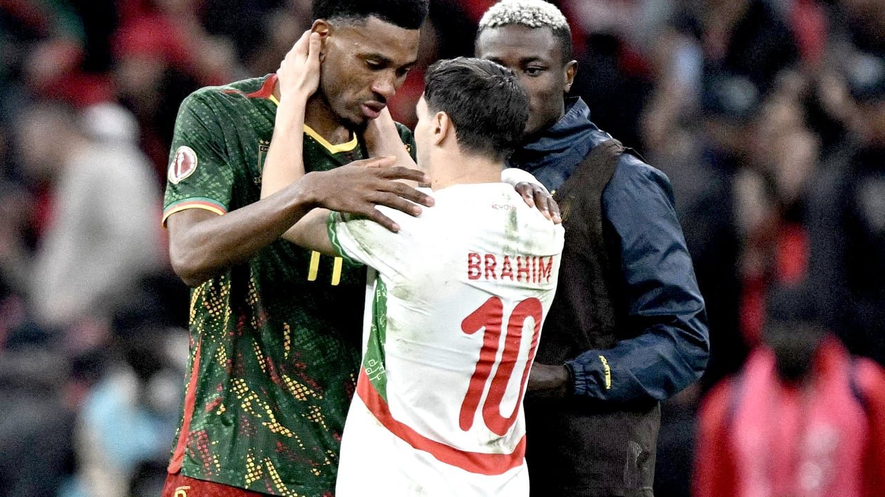 Au Maroc et chez les autres pays participants, quels lendemains après la CAN ? 3 Le joueur marocain Brahim Diaz salue le défenseur camerounais Samuel Kotto après un match de quart de finale de la CAN 2025 à Rabat.