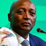Patrice Motsepe, président de la Confédération africaine de football (CAF), s'exprimant lors d'une conférence de presse au Caire.