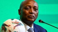 Patrice Motsepe, président de la Confédération africaine de football (CAF), s'exprimant lors d'une conférence de presse au Caire.