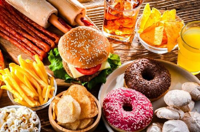 Maroc : Le Fast-Food, un Facteur Alarmant dans l'Émergence du Cancer Colorectal Précoce 3 Un burger et des frites, symboles de la restauration rapide, posés sur une table, évoquant les risques pour la santé.