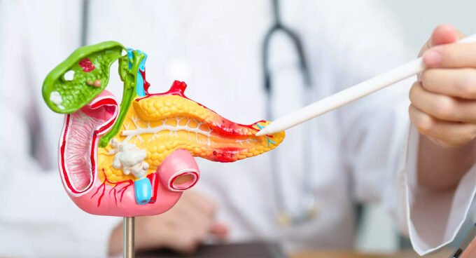 Illustration scientifique d'une cellule pancréatique avec des molécules de trithérapie ciblant l'oncogène KRAS, symbolisant l'espoir dans la recherche contre le cancer du pancréas.