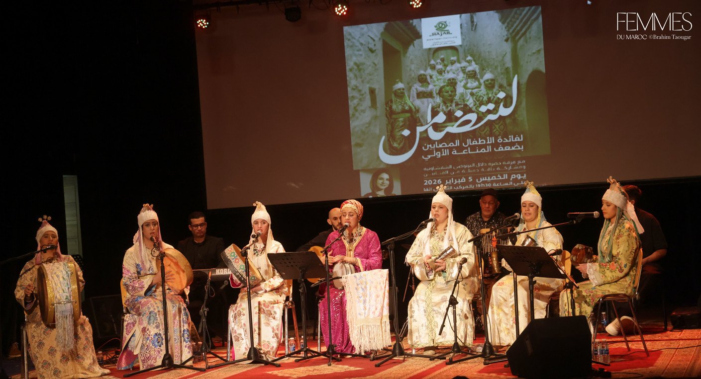 La troupe de la Hadra Chefchaounia de Delal El Bernoussi animant la Chaâbana solidaire de l'Association Hajar à Casablanca pour soutenir les enfants atteints de déficits immunitaires primitifs.