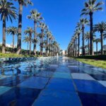 Vue aérienne de Casablanca avec des piétons sur un boulevard animé