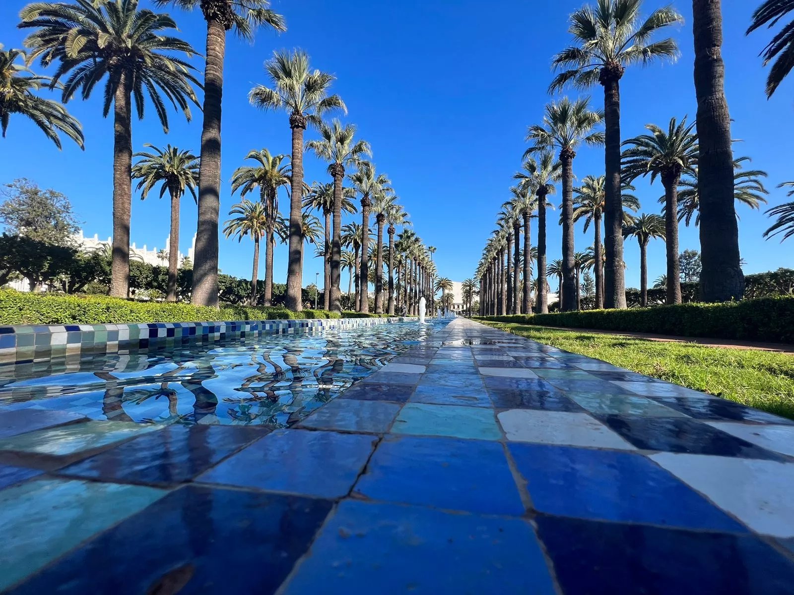 Vue aérienne de Casablanca avec des piétons sur un boulevard animé