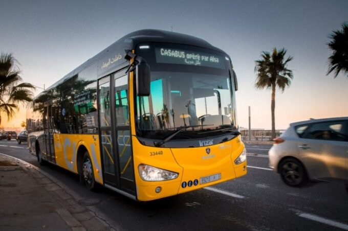 Casabus à l'Heure du Ramadan : Une Mobilité Harmonieuse pour le Mois Sacré 10 Un bus Casabus circulant dans la ville, avec le logo de l'opérateur Alsa, symbolisant l'adaptation des transports en commun durant le Ramadan.