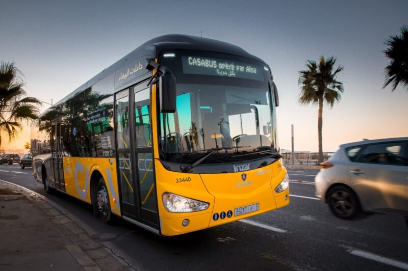 Casabus à l'Heure du Ramadan : Une Mobilité Harmonieuse pour le Mois Sacré 3 Un bus Casabus circulant dans la ville, avec le logo de l'opérateur Alsa, symbolisant l'adaptation des transports en commun durant le Ramadan.