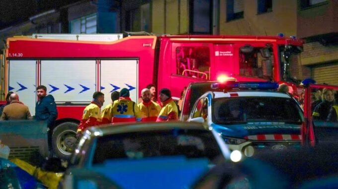 Vue aérienne d'un immeuble en Catalogne, avec des traces de fumée et de dégâts après un incendie, symbolisant le drame survenu à Manlleu.